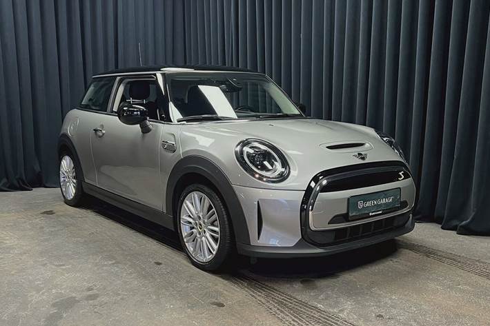 Sølv Mini Cooper fra 2023 set udefra