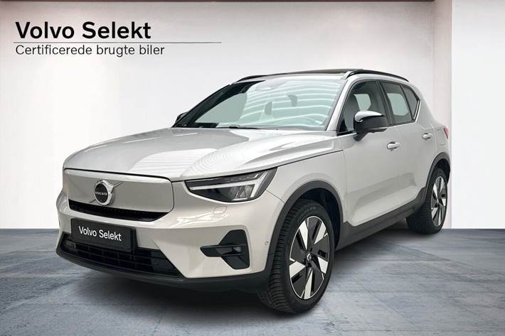 Sølv Volvo XC40 fra 2023 set udefra