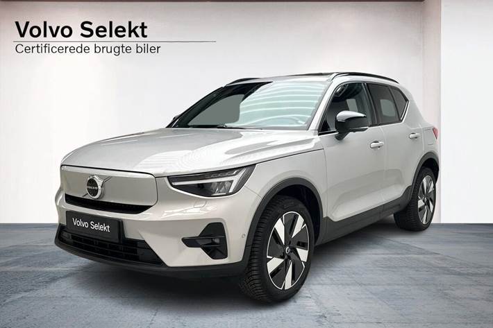 Sølv Volvo XC40 fra 2024 set udefra