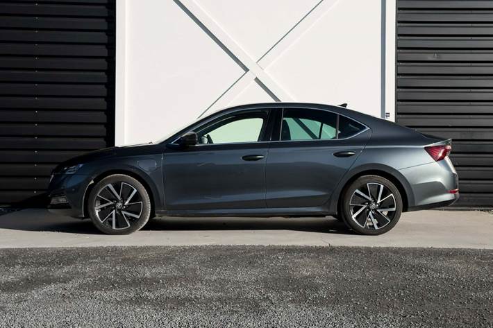 Grå Skoda Octavia fra 2021