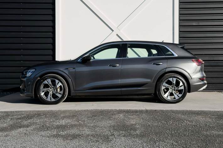 Grå Audi e-tron fra 2021