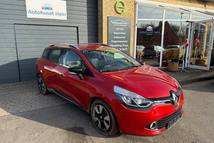 Rød Renault Clio IV fra 2015 set udefra