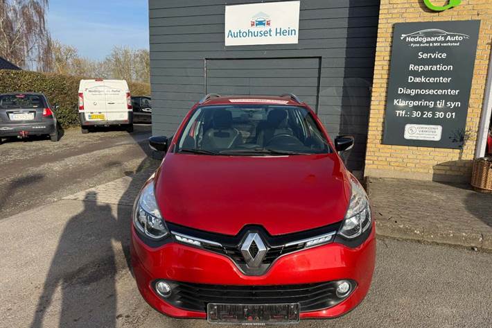 Rød Renault Clio IV fra 2015