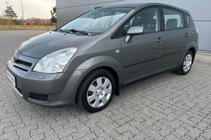 Grå Toyota Corolla Verso fra 2007 set udefra