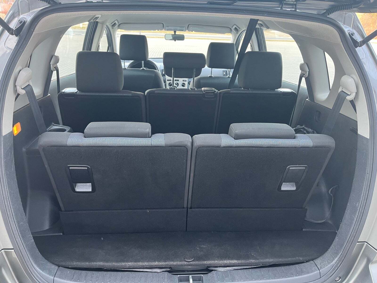 Grå Toyota Corolla Verso fra 2007