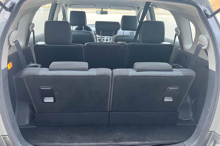 Grå Toyota Corolla Verso fra 2007