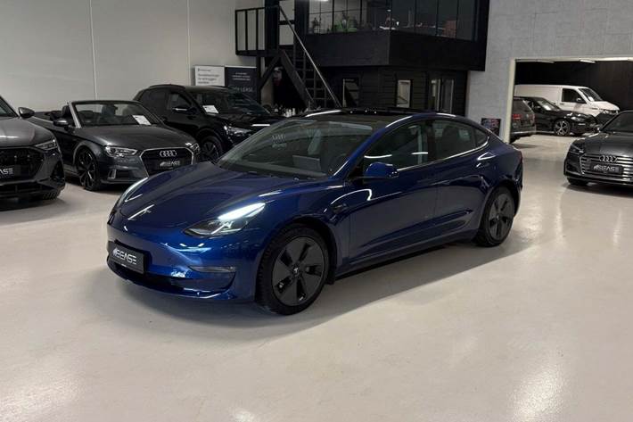 Blå Tesla Model 3 fra 2023 set udefra
