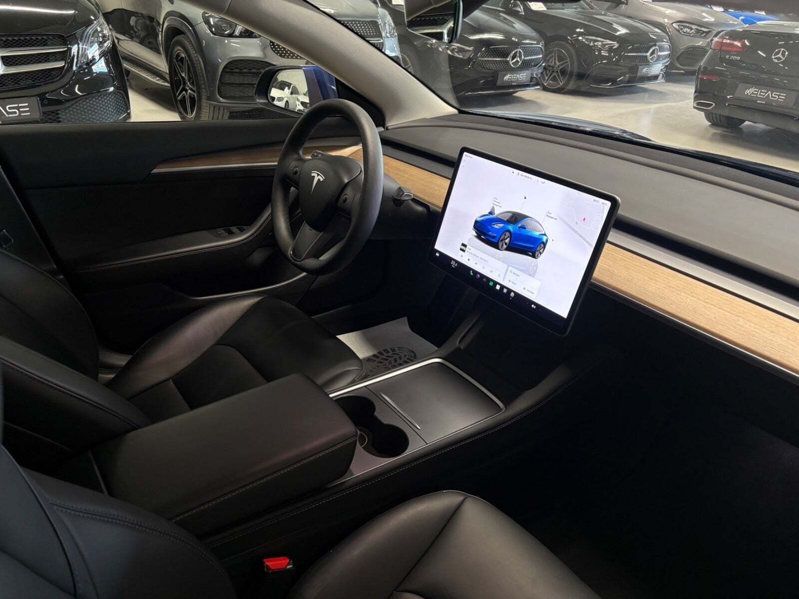Blå Tesla Model 3 fra 2023