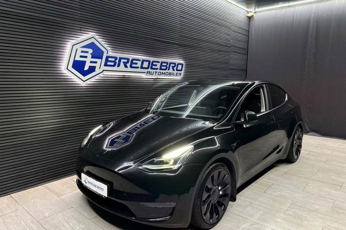 Sort Tesla Model Y fra 2022 set udefra