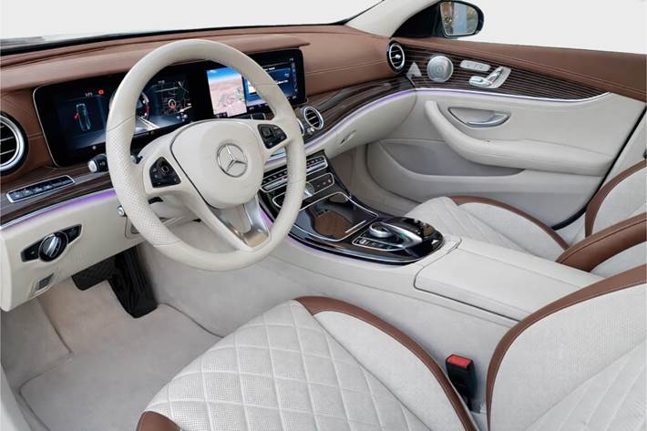 Blå Mercedes E220 d fra 2016