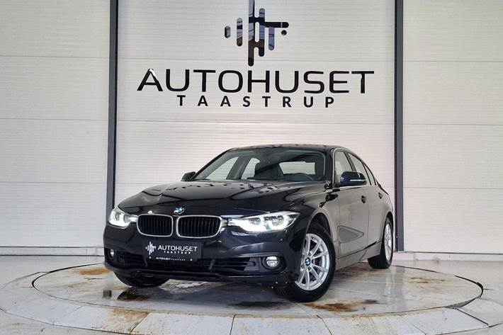 Sort BMW 320i fra 2019 set udefra