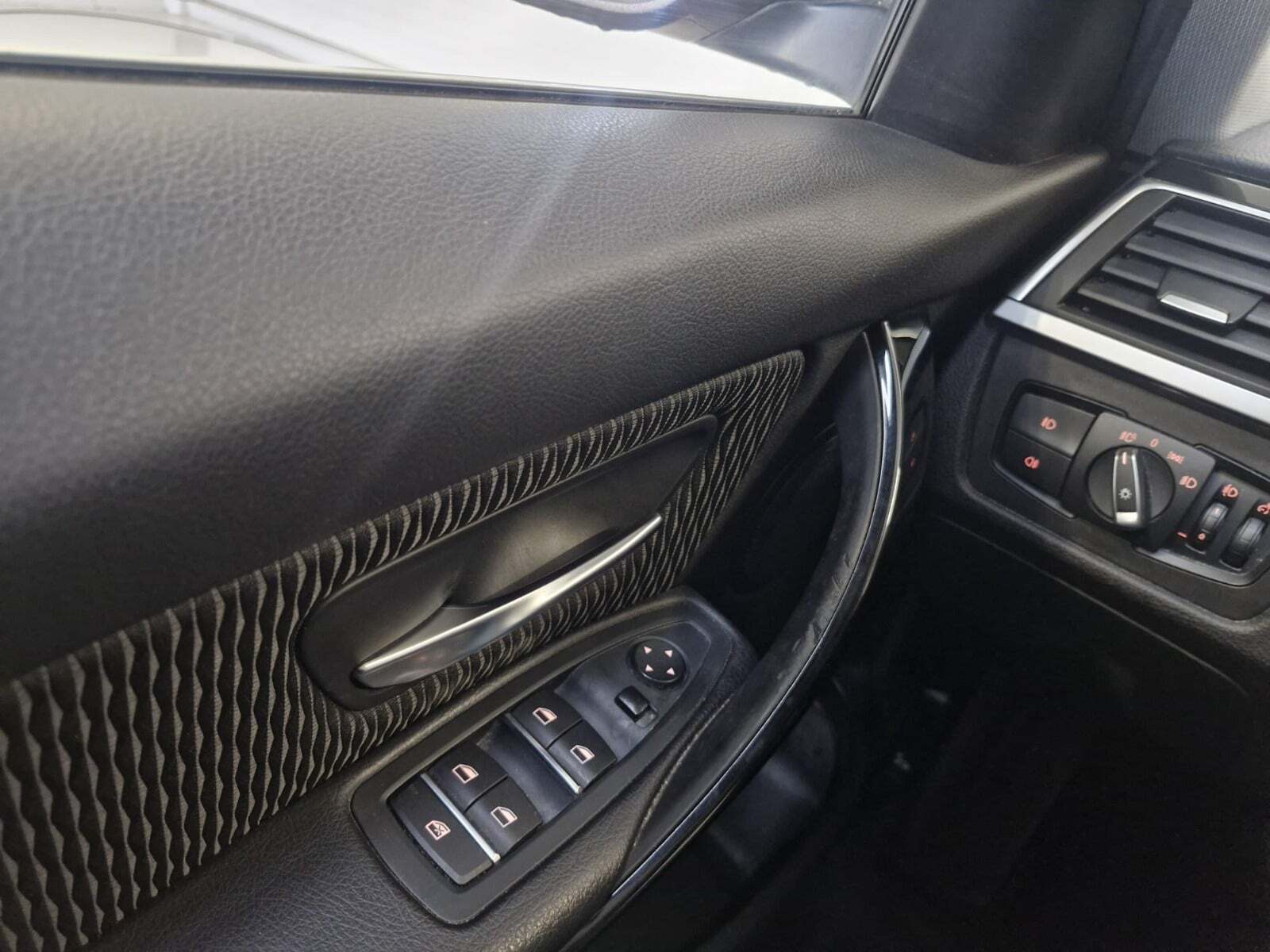 Sort BMW 320i fra 2019