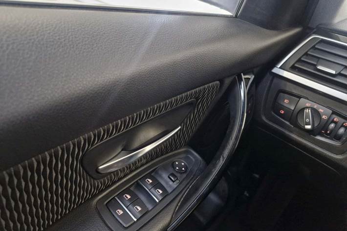 Sort BMW 320i fra 2019