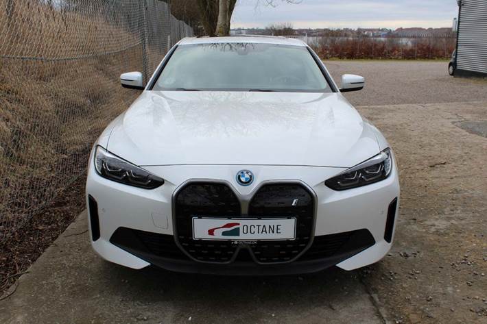 Hvid BMW i4 fra 2023
