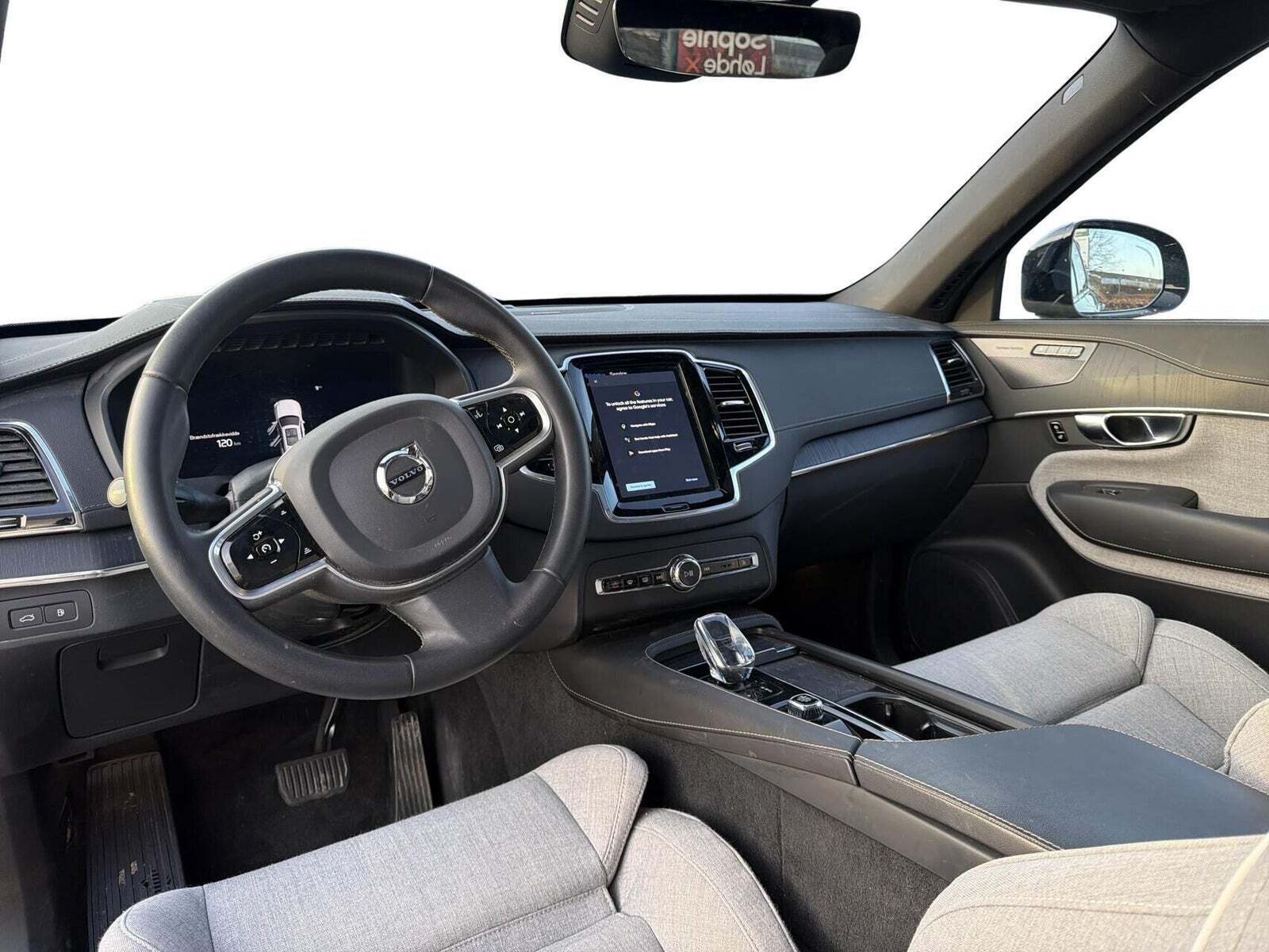 Grå Volvo XC90 fra 2023