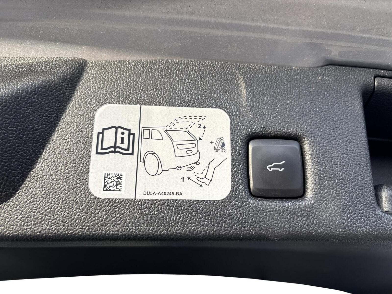 Grå Ford Kuga fra 2021