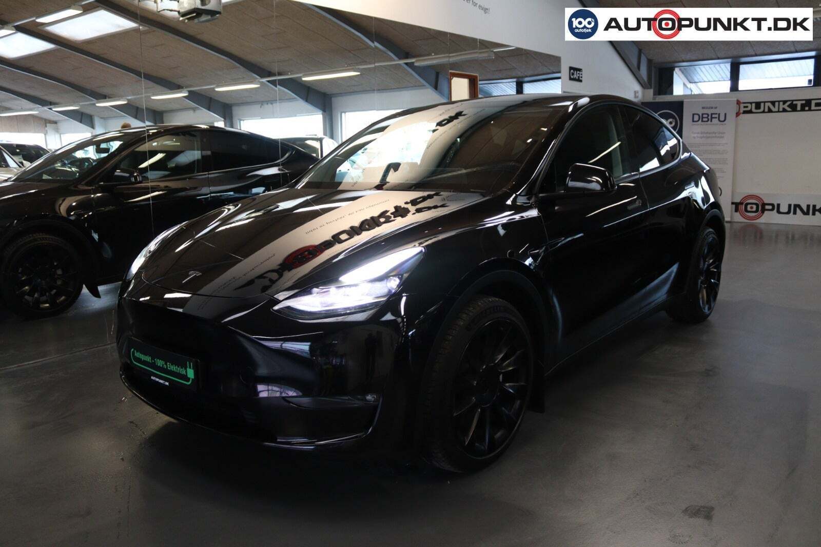 Sort Tesla Model Y fra 2023