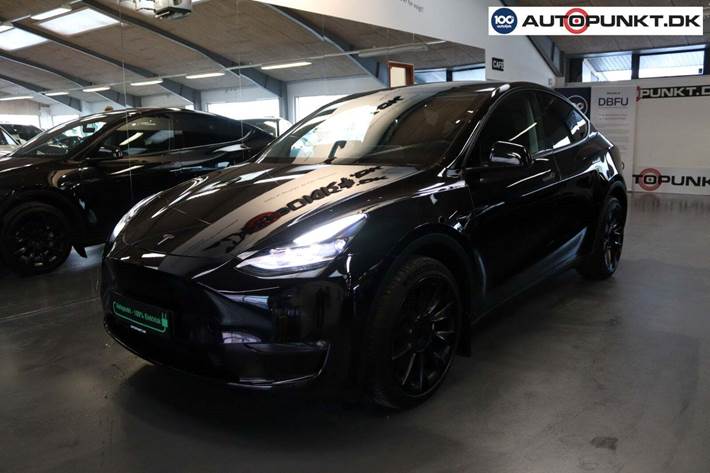 Sort Tesla Model Y fra 2023 set udefra