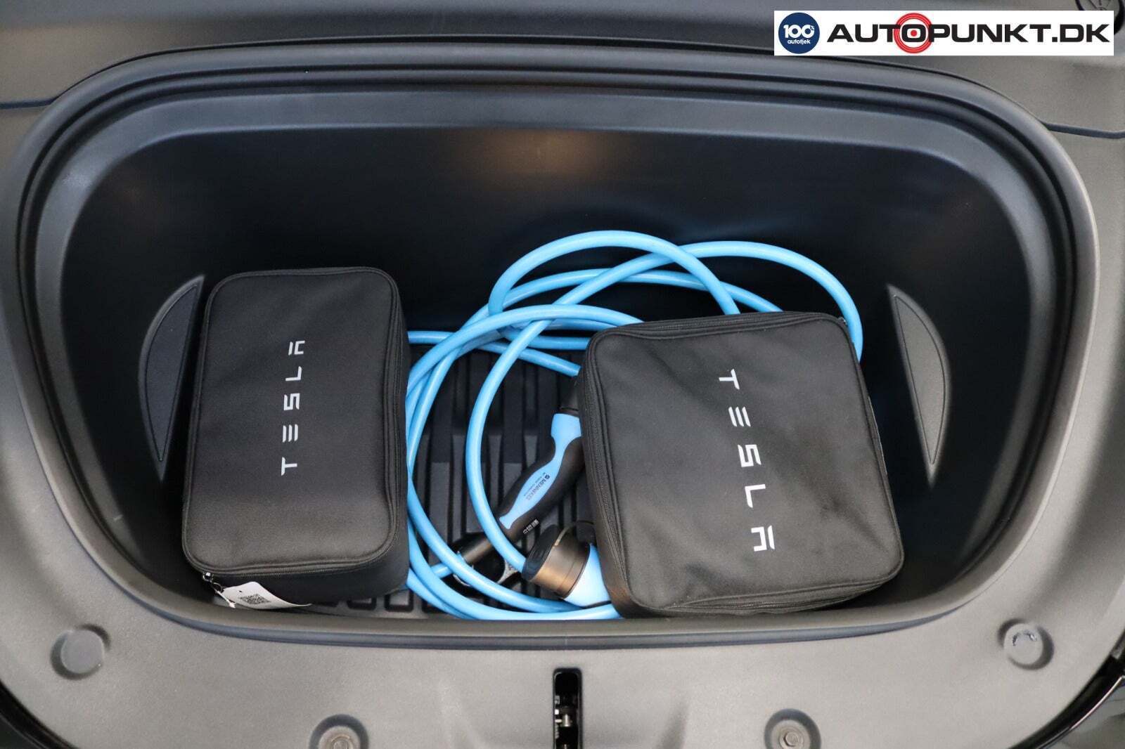 Sort Tesla Model Y fra 2023