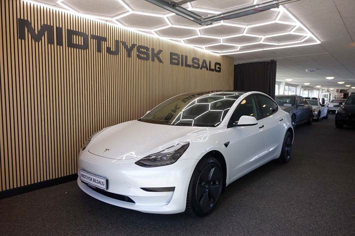 Hvid Tesla Model 3 fra 2023 set udefra