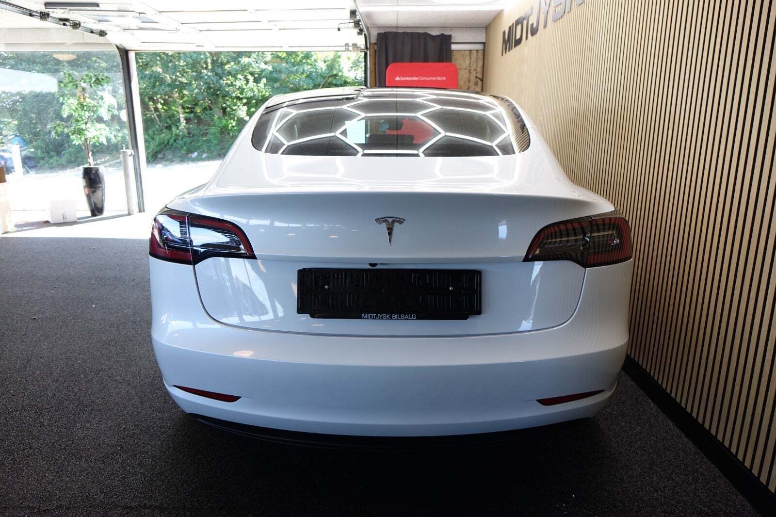 Hvid Tesla Model 3 fra 2023