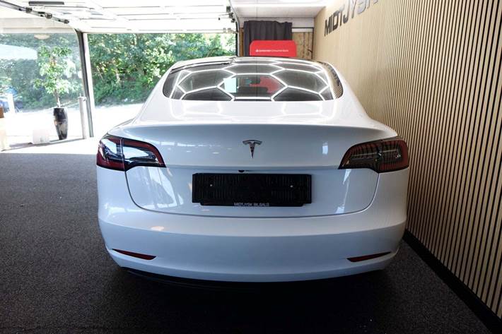 Hvid Tesla Model 3 fra 2023