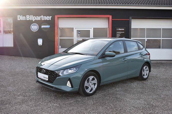 Grøn Hyundai i20 fra 2023 set udefra