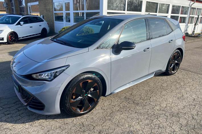 Grå Cupra Born fra 2022 set udefra