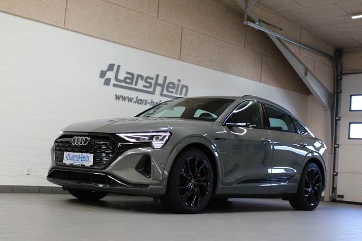 Grå Audi Q8 e-tron fra 2023 set udefra