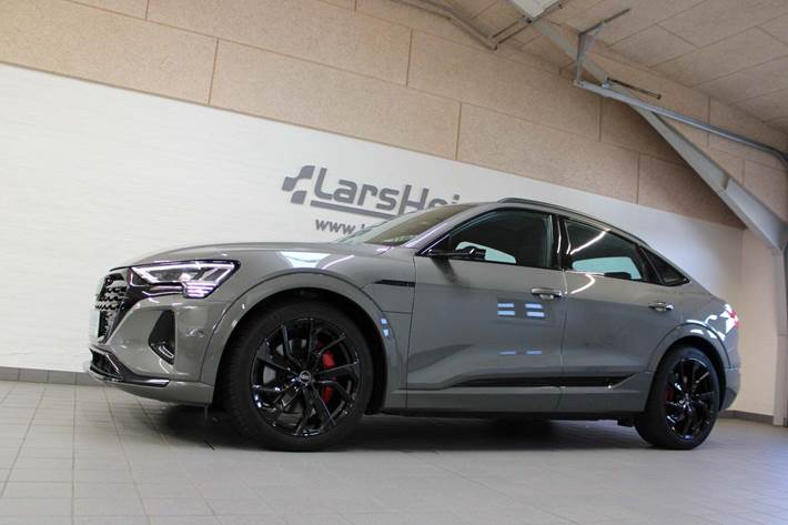 Grå Audi Q8 e-tron fra 2023