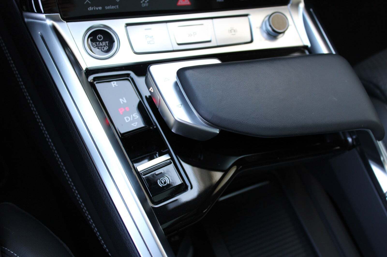 Grå Audi Q8 e-tron fra 2023