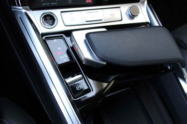 Grå Audi Q8 e-tron fra 2023