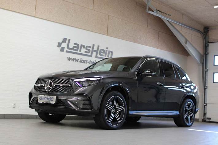 Grå Mercedes GLC300 de fra 2023 set udefra