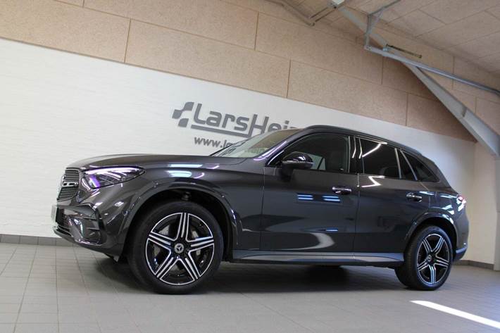 Grå Mercedes GLC300 de fra 2023
