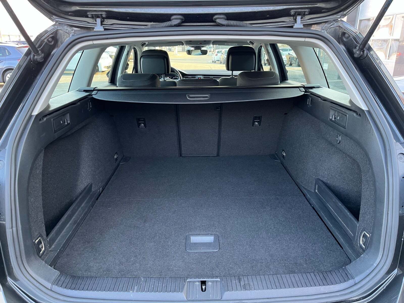 Sort VW Passat fra 2020