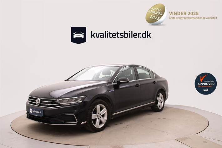 Sort VW Passat fra 2020 set udefra
