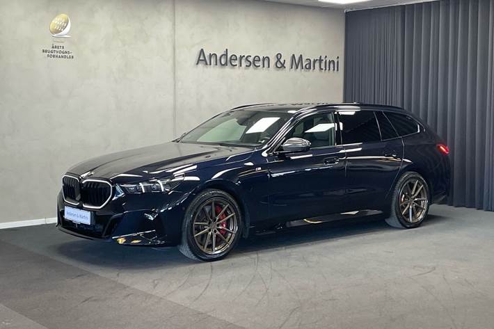 Sort BMW i5 fra 2024 set udefra