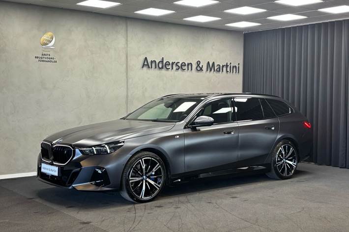 Grå BMW i5 fra 2025 set udefra