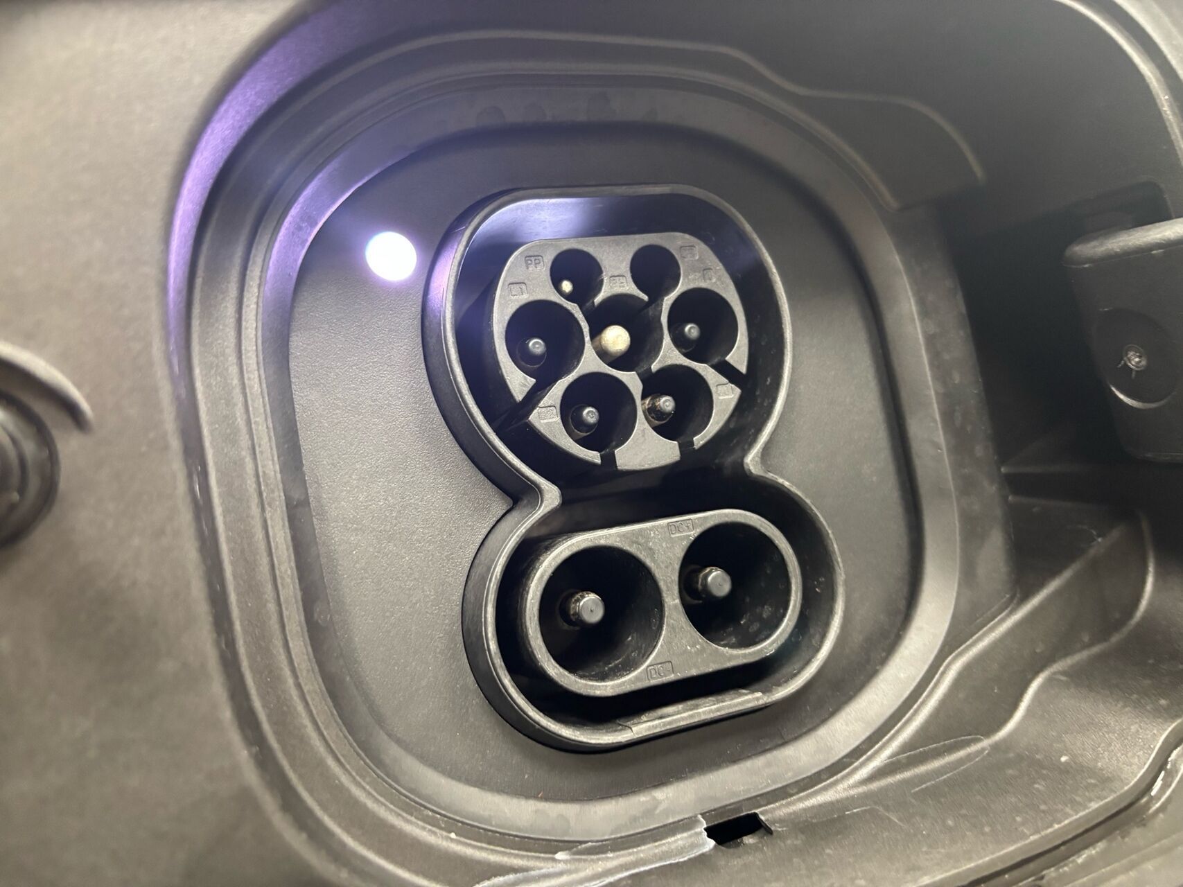 Grå BMW i5 fra 2025