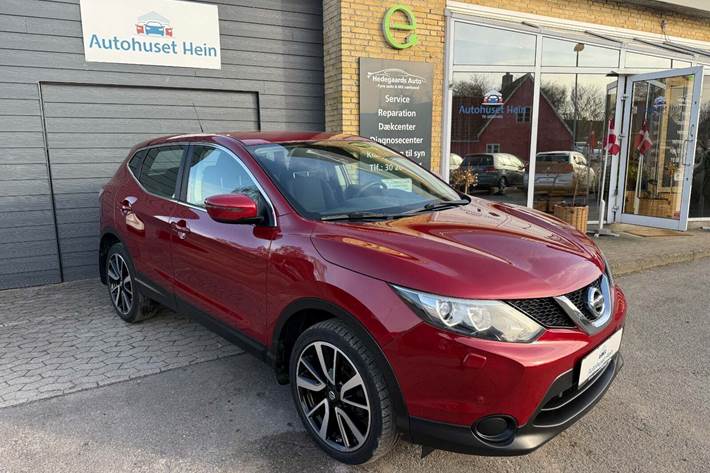Rød Nissan Qashqai fra 2016 set udefra