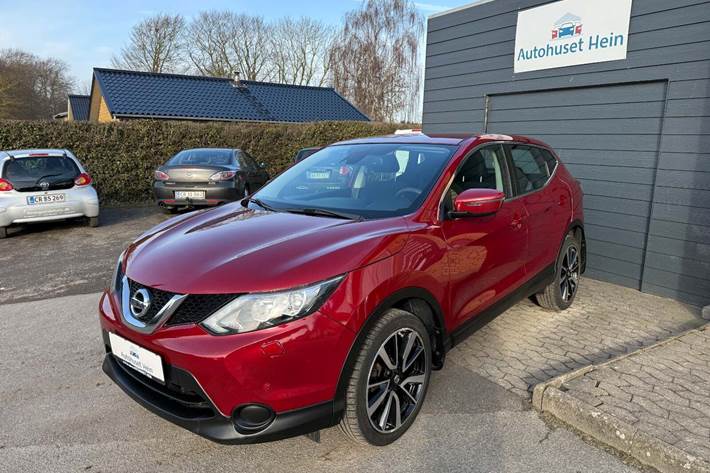 Rød Nissan Qashqai fra 2016
