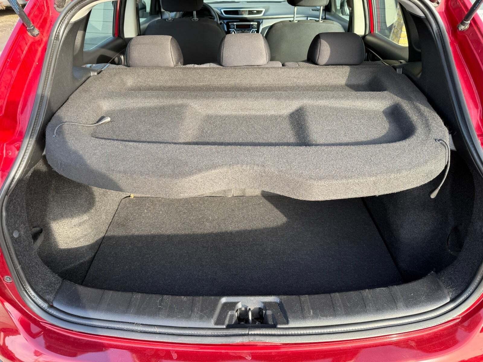 Rød Nissan Qashqai fra 2016