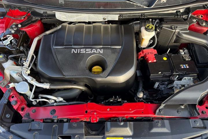 Rød Nissan Qashqai fra 2016