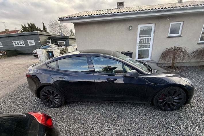 Sort Tesla Model 3 fra 2023