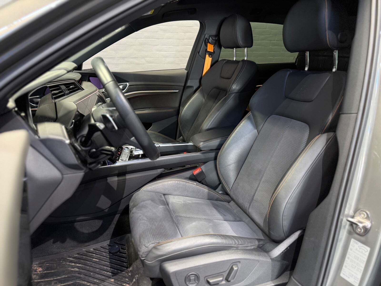 Grå Audi e-tron fra 2022