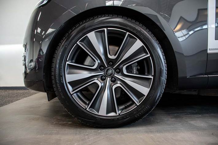 Grå Land Rover Range Rover fra 2023