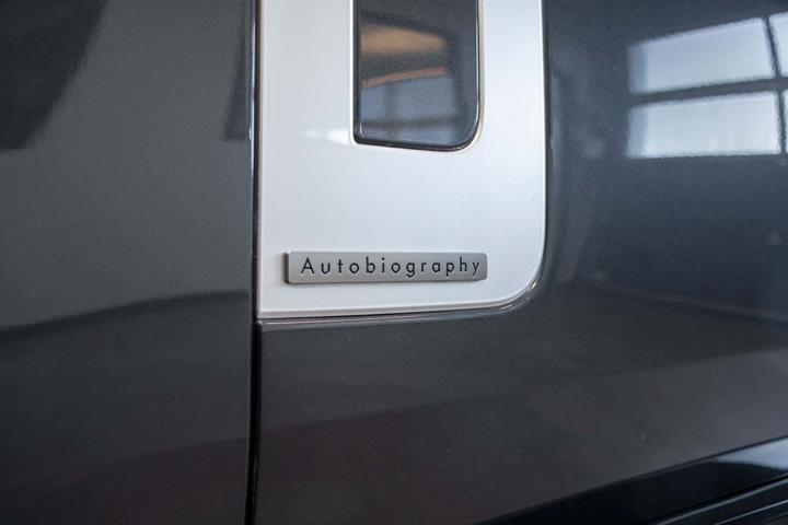 Grå Land Rover Range Rover fra 2023
