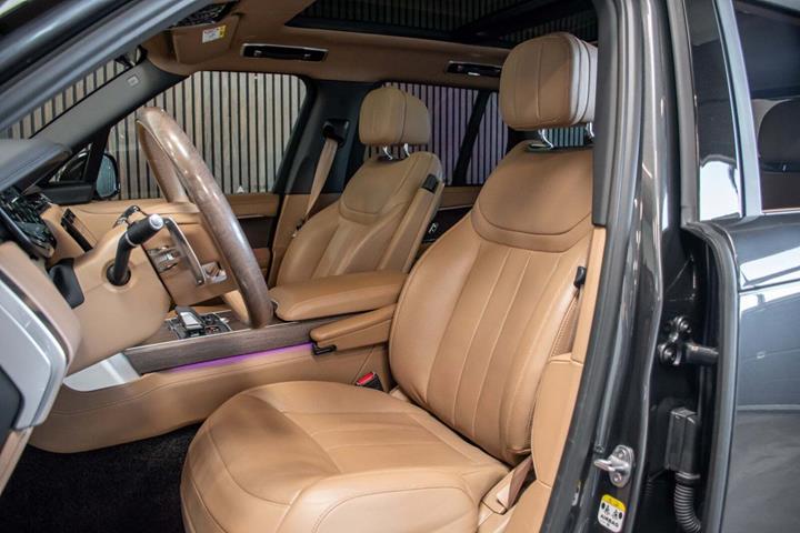 Grå Land Rover Range Rover fra 2023
