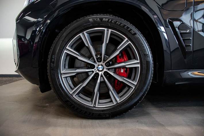 Sort BMW X5 fra 2023