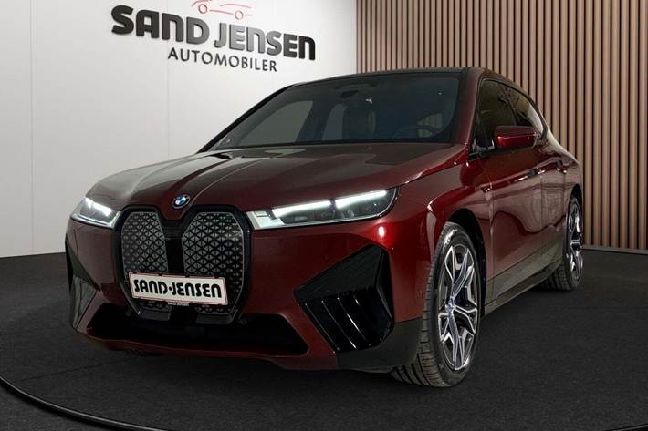 Rød BMW iX fra 2023 set udefra